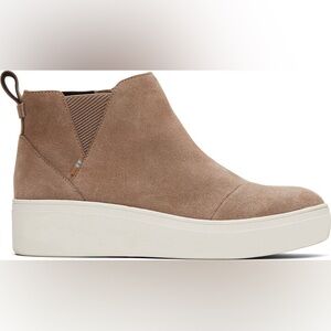 EUC Toms Jamie slip on ankle boot - taupe